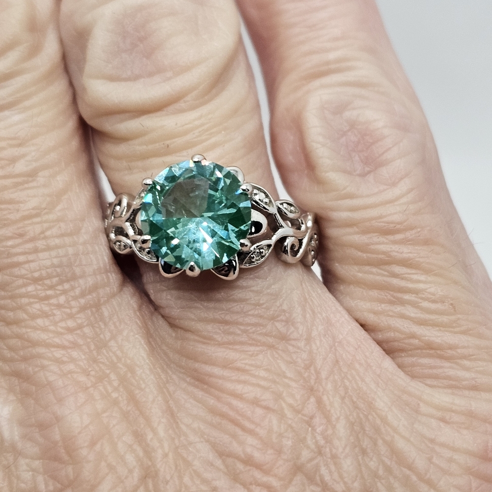 Enchanting Lab Created Green Spinel Sterling Silver Ring Size 8! - Picture 8 of 8